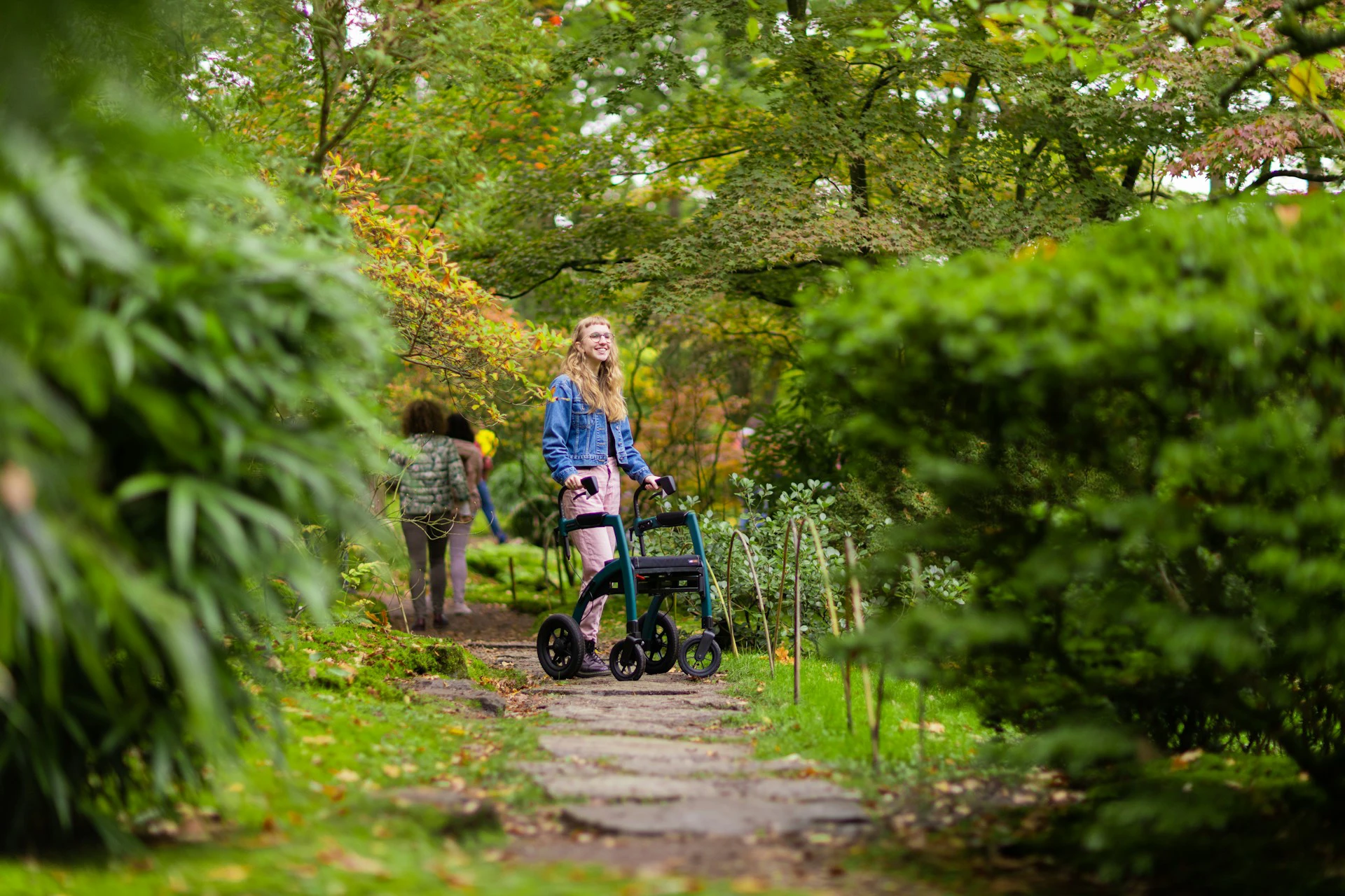 Jonge vrouw met walker in park