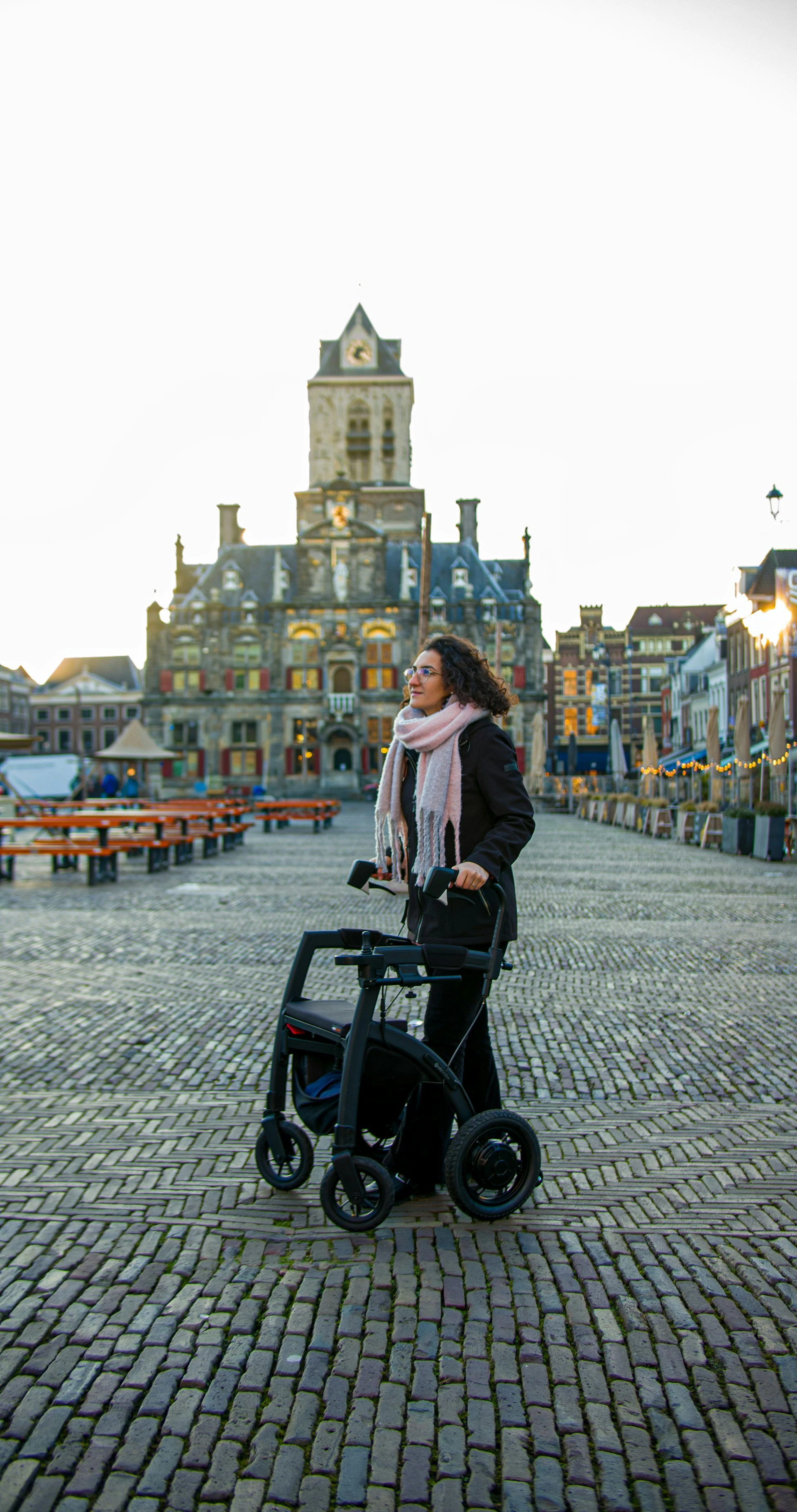 Vrouw met rollator op plein