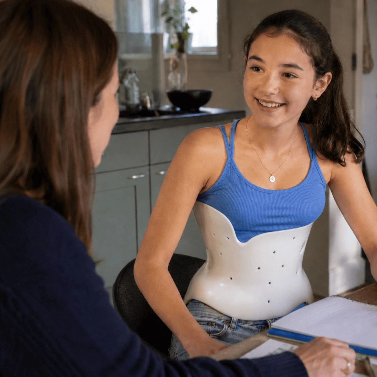 Jonge vrouw in België draagt korset TLSO van Spronken. Gemaakt en aangemeten door Neuro Care Center by Spronken Orthopedie