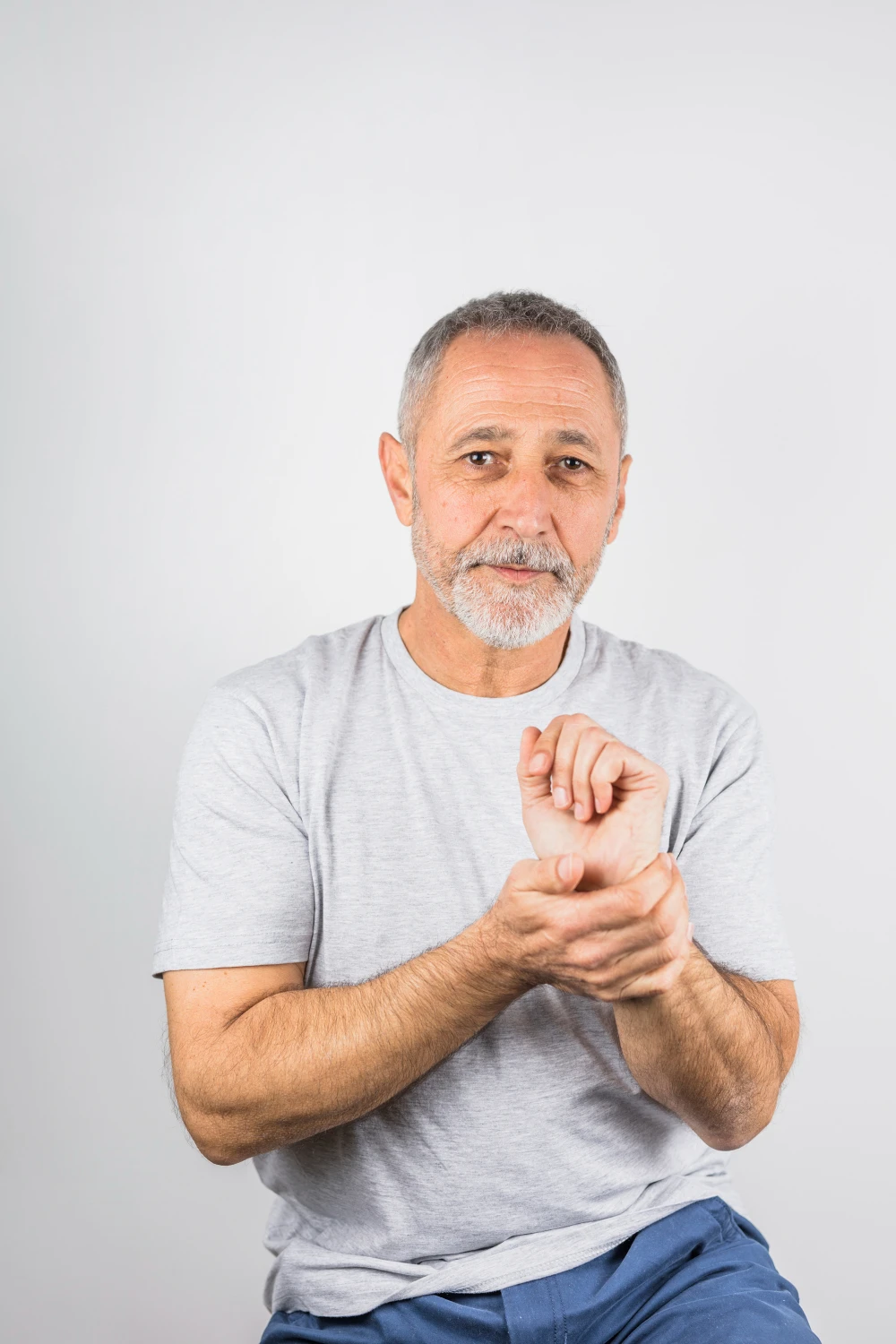 Man met Parkinson houdt pols vast