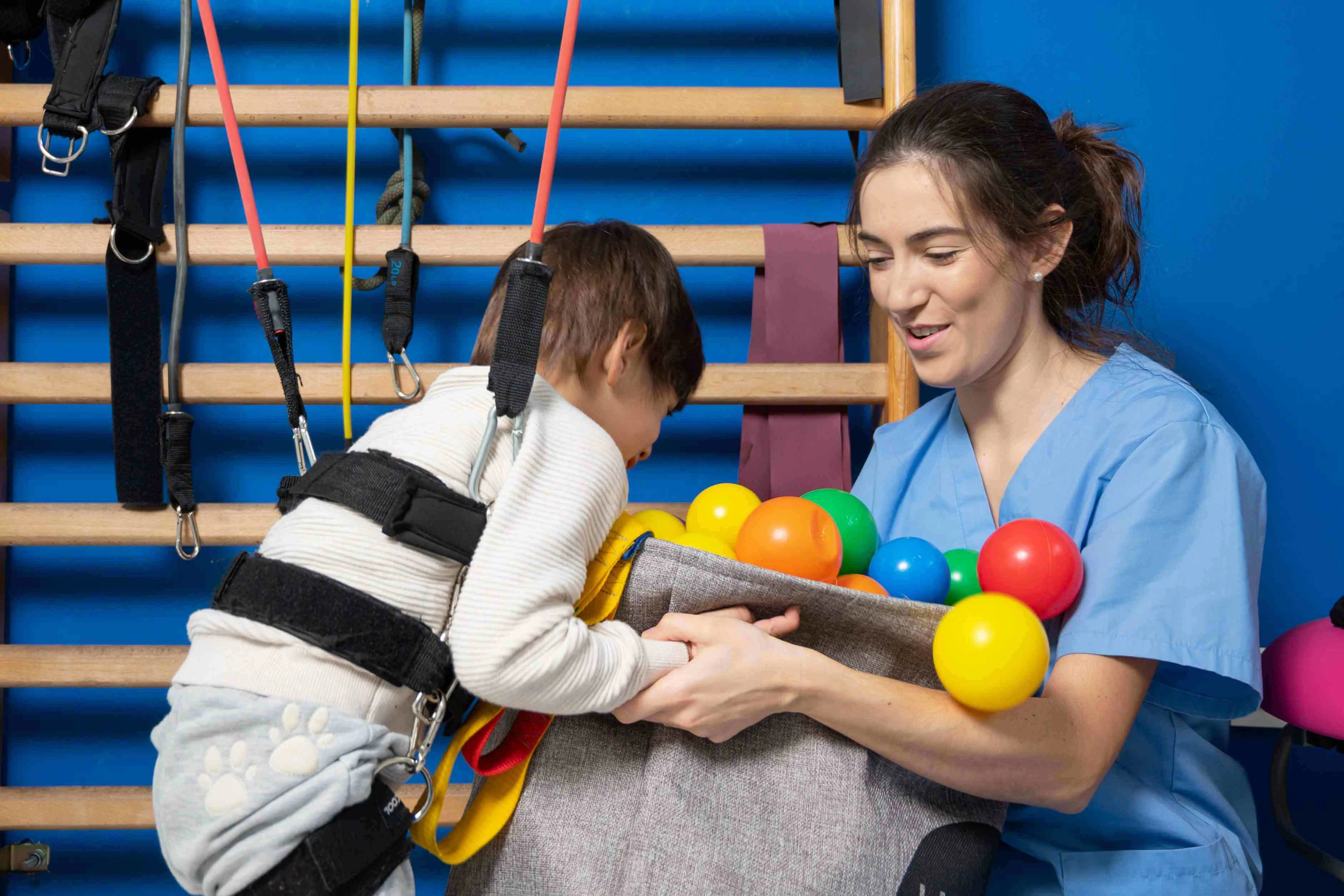 Lachend meisje in boom geklommen