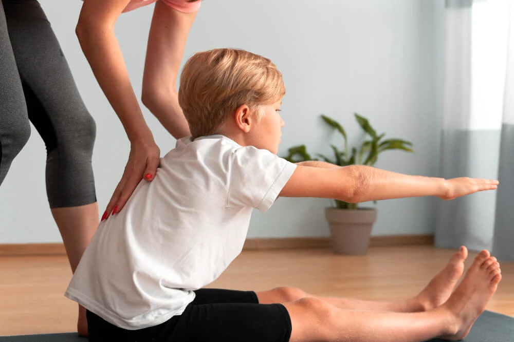 Enfant avec troubles de la posture assise bénéficiant d’un soutien pour améliorer sa posture au Neuro Care Center