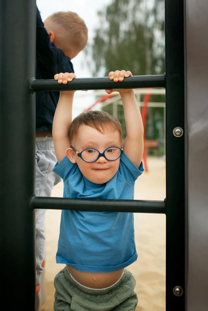 Kind ontwikkelt motorische vaardigheden binnen gespecialiseerde neurologische zorg voor kinderen