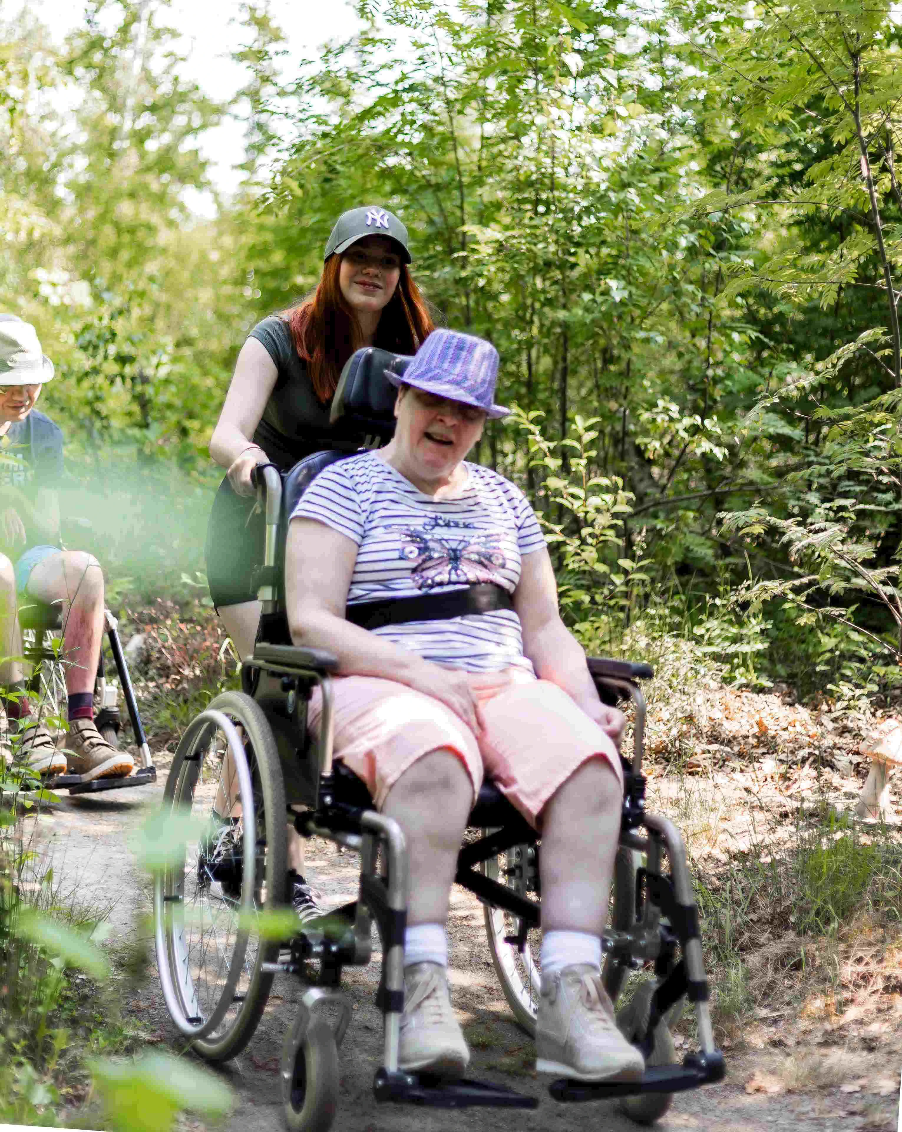 vrouw met voetorthese